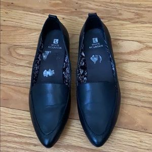 White Mountain pointed black shoe